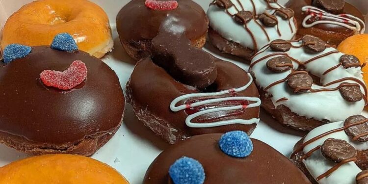 Krispy Kreme lanza dona inspirada en la Paleta Payaso de Ricolino por tiempo limitado